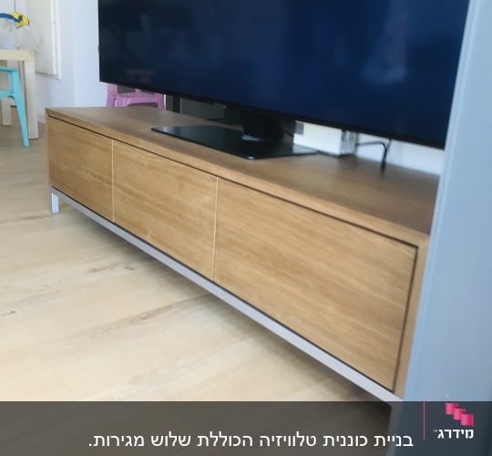שידת עץ עם טלוויזיה מעליה